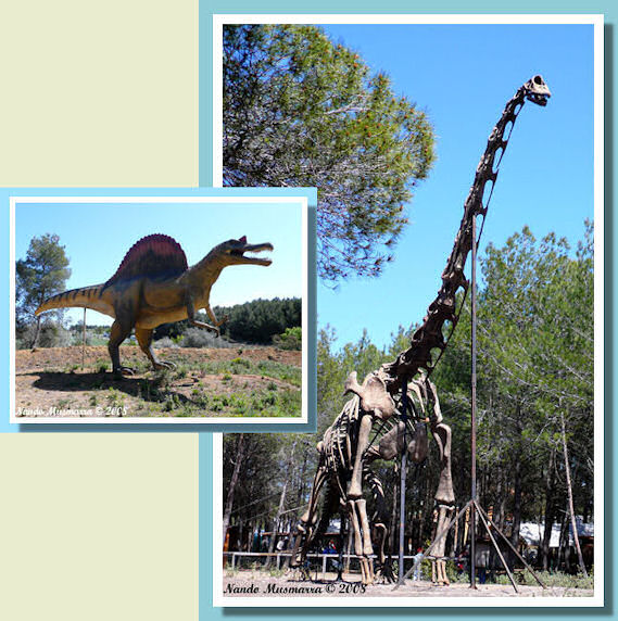 Alcune riproduzioni di dinosauri lungo il percorso del parco